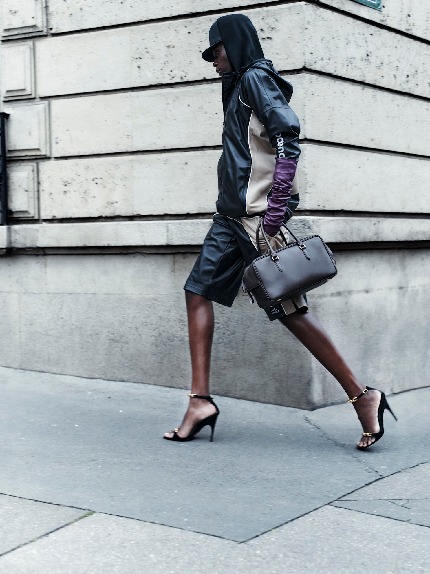 ženska v oblačilih balenciaga na ulici