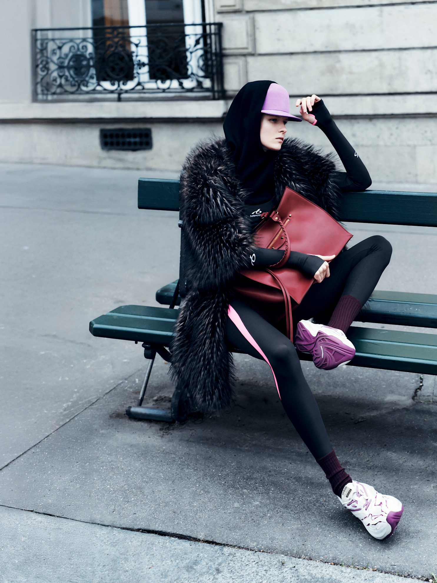 ženska v oblačilih balenciaga na ulici