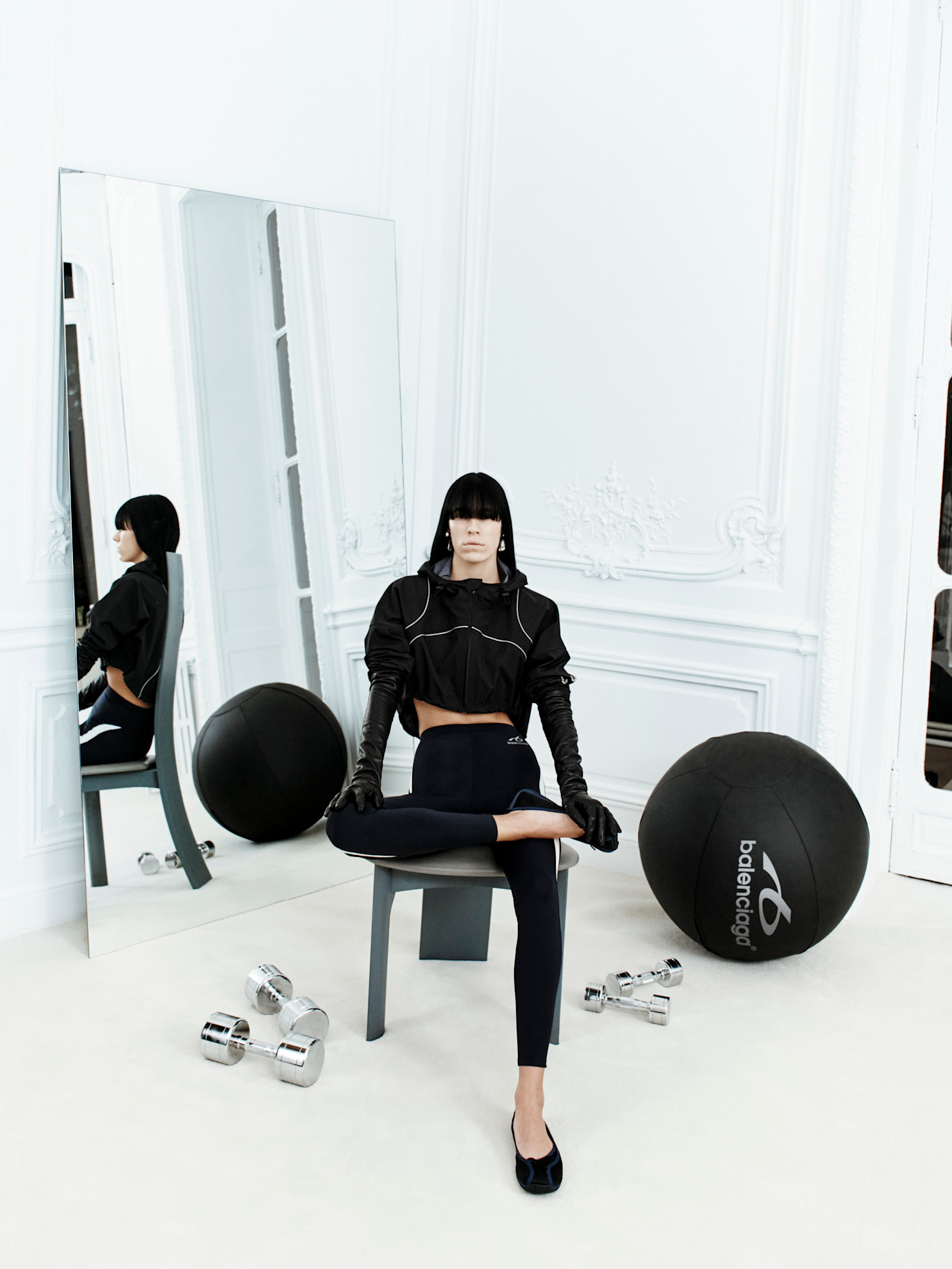 ženska v oblačilih balenciaga studijska fotka