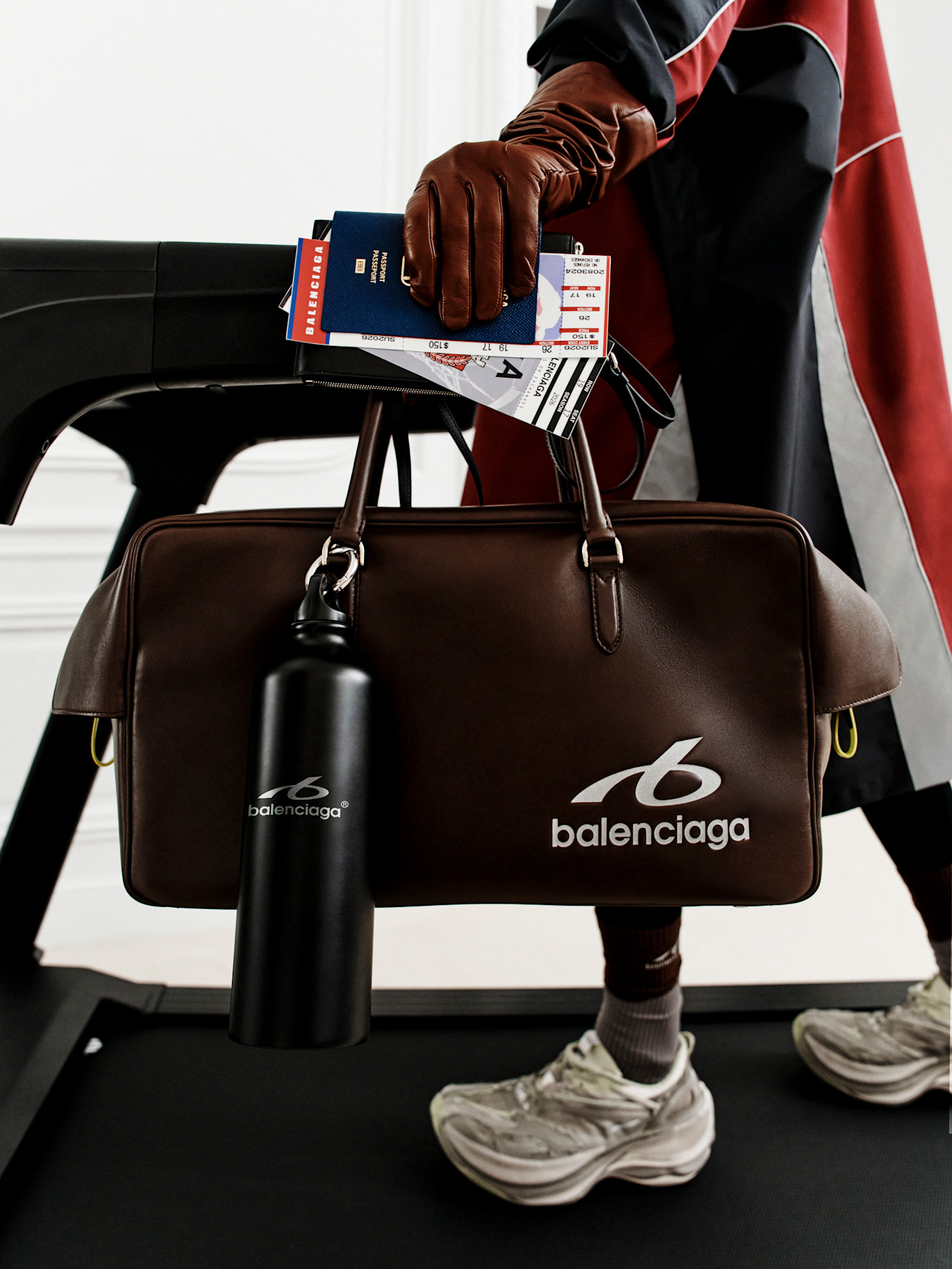 ženska v oblačilih balenciaga na ulici