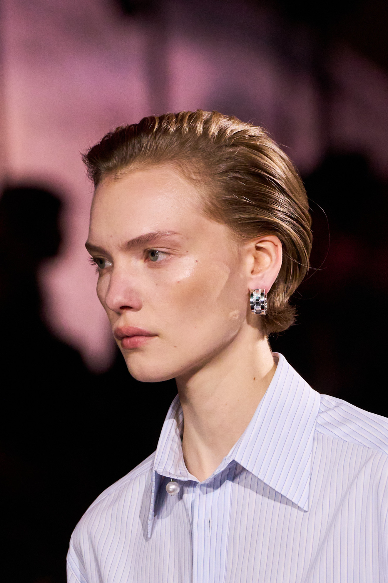 urejena pričeska na ženki