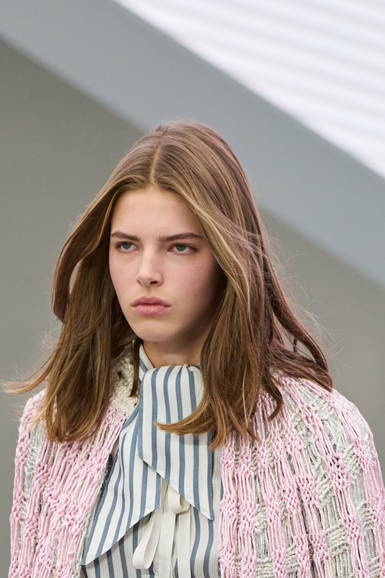 ravni lasje na ženski na pisti 