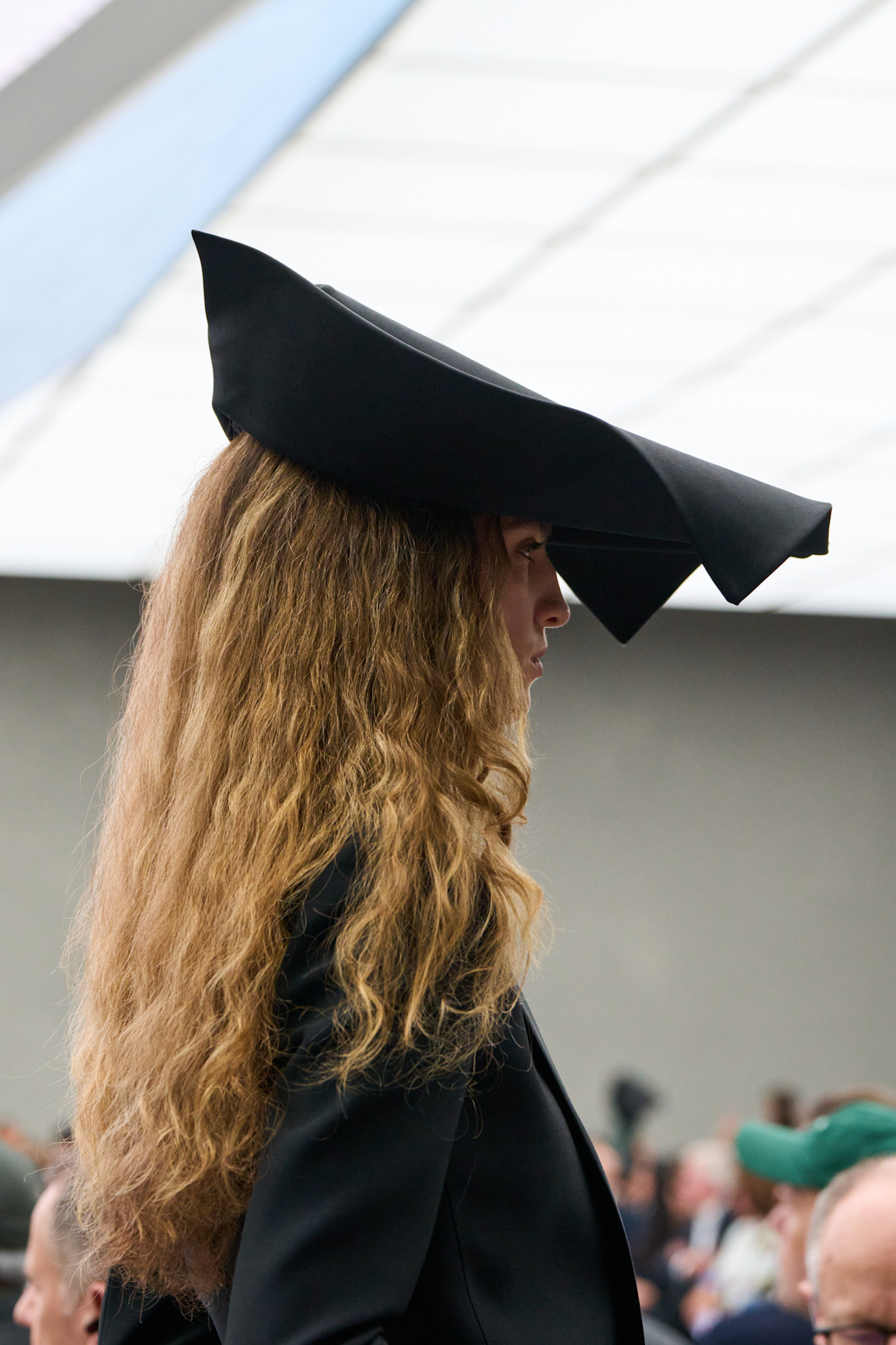 ženska s klobukom na pisti