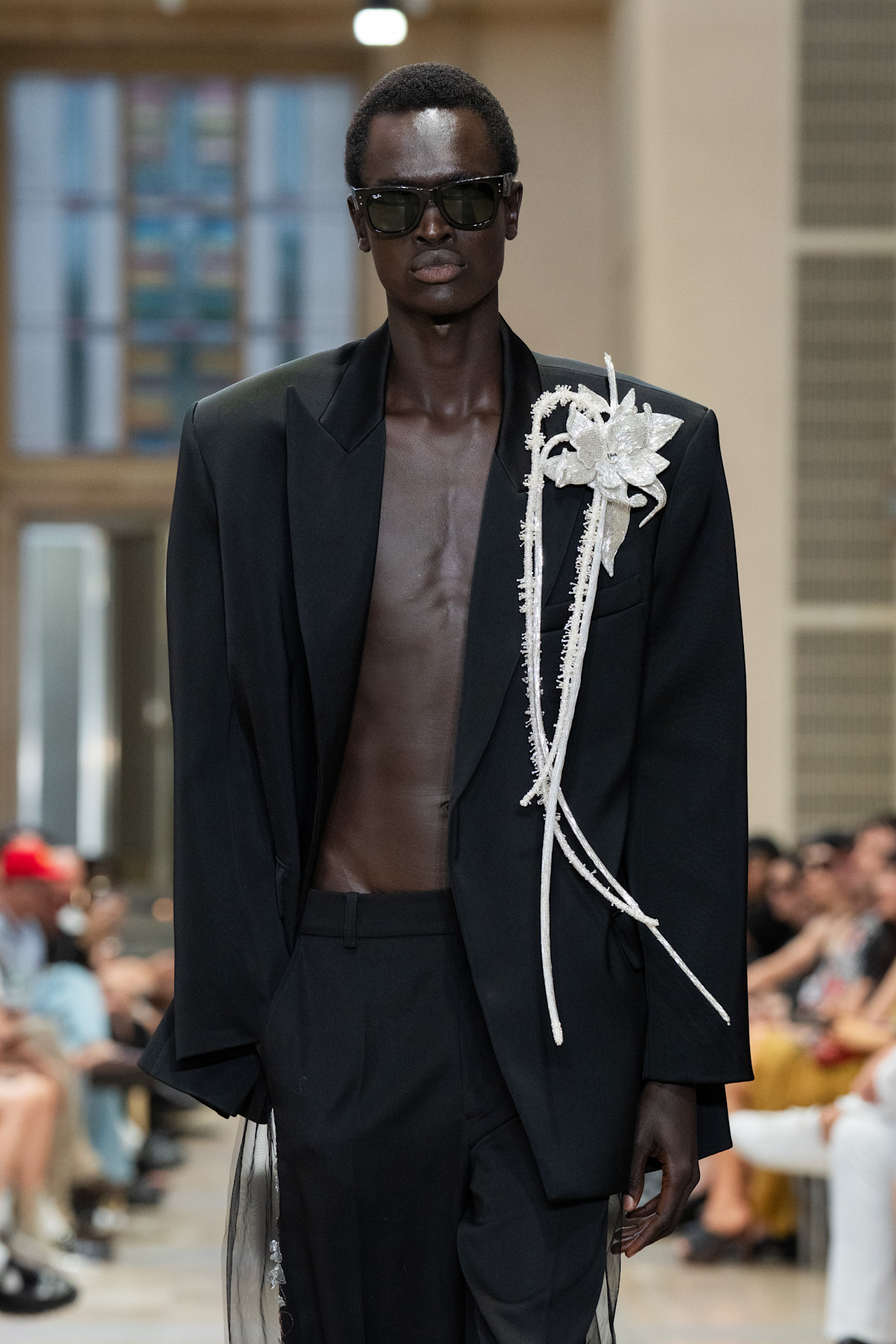 broška na moškem modelu