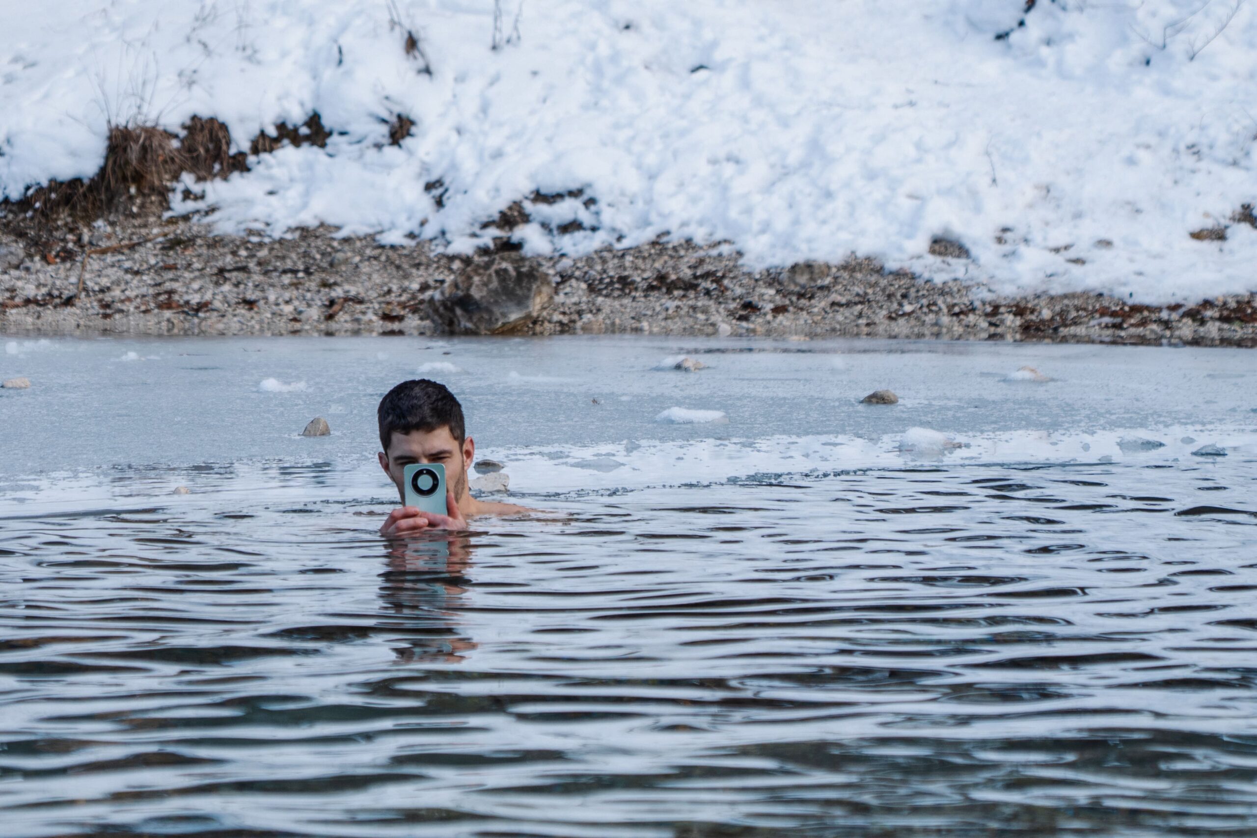 To je telefon, ki je preživel test v ledenem jezeru