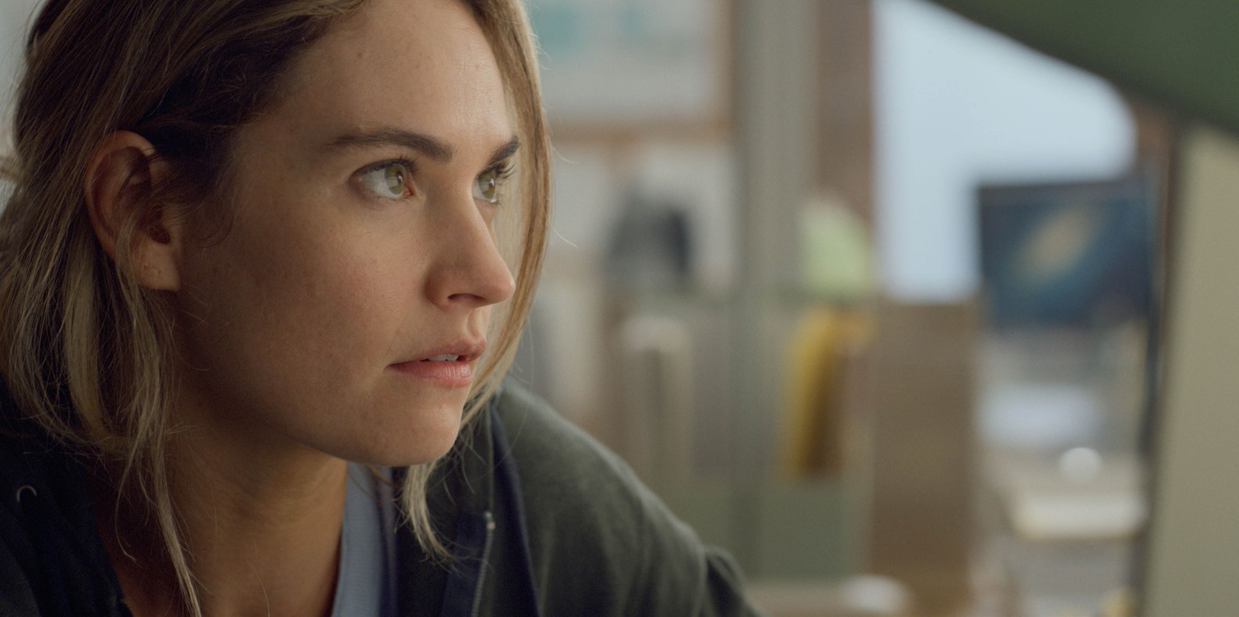 ženska gleda zaskrbljeno