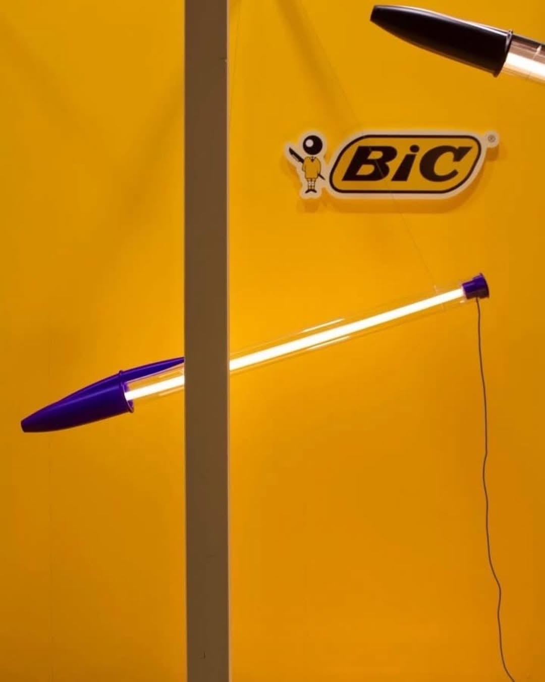 bic stenska svetilka na rumenem ozadju