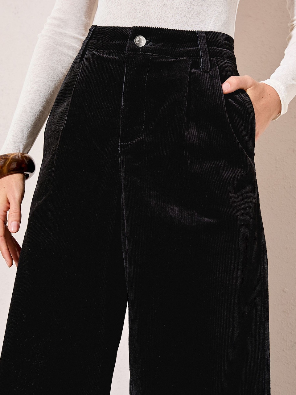 Črne žametne hlače