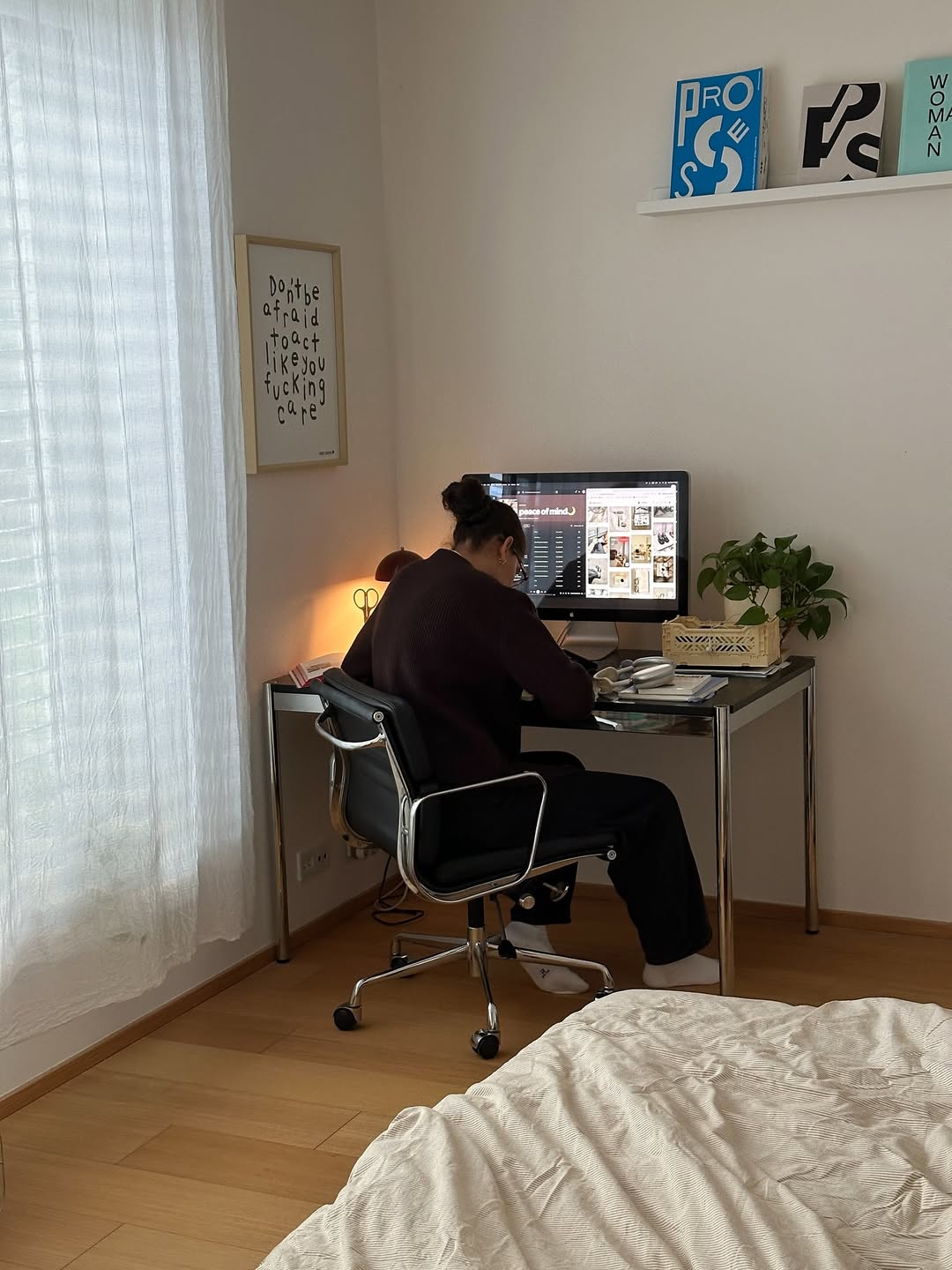 Ženska, ki je na računalniku