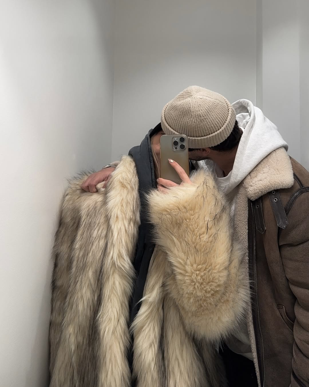 Zaljubljen par, ki se slika v ogledalu