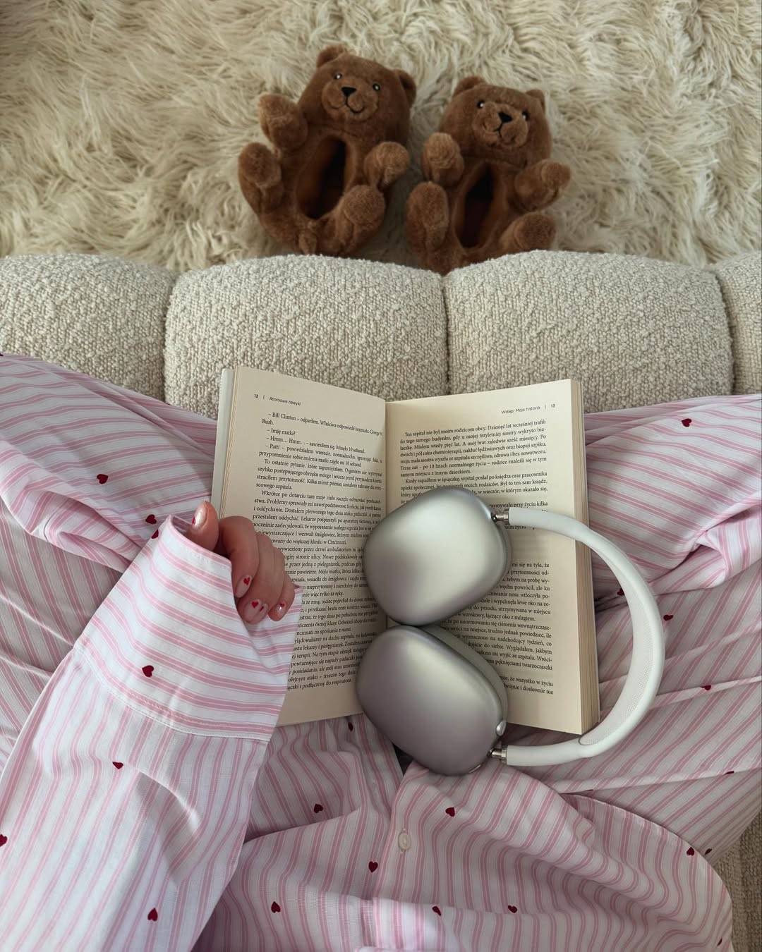 Slušalke z odpravljanjem hrupa, ki so položene na knjigo