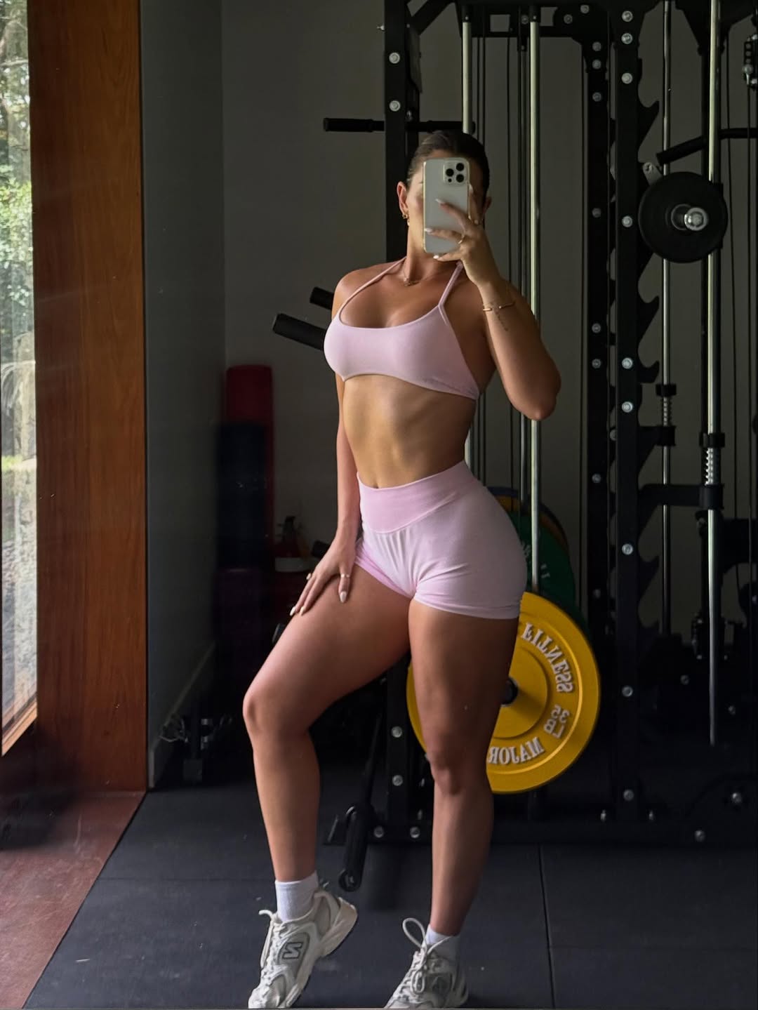 Ženska, ki se slika v fitnesu