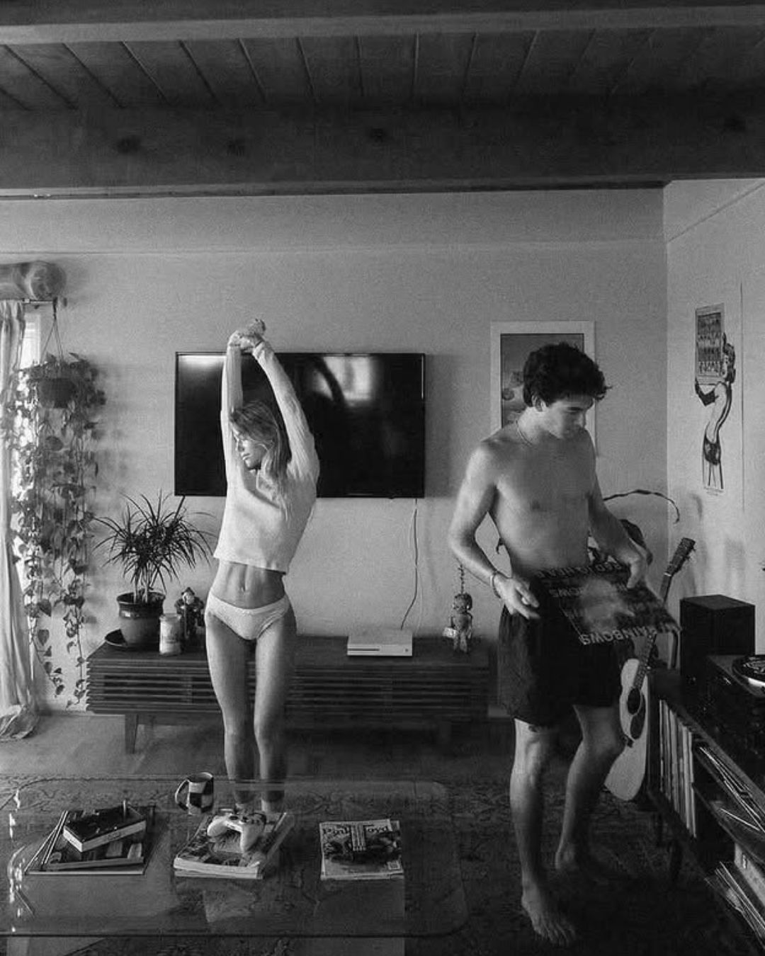 Par v dnevni sobi, plešeta, poslušata glasbo, črno bela fotka