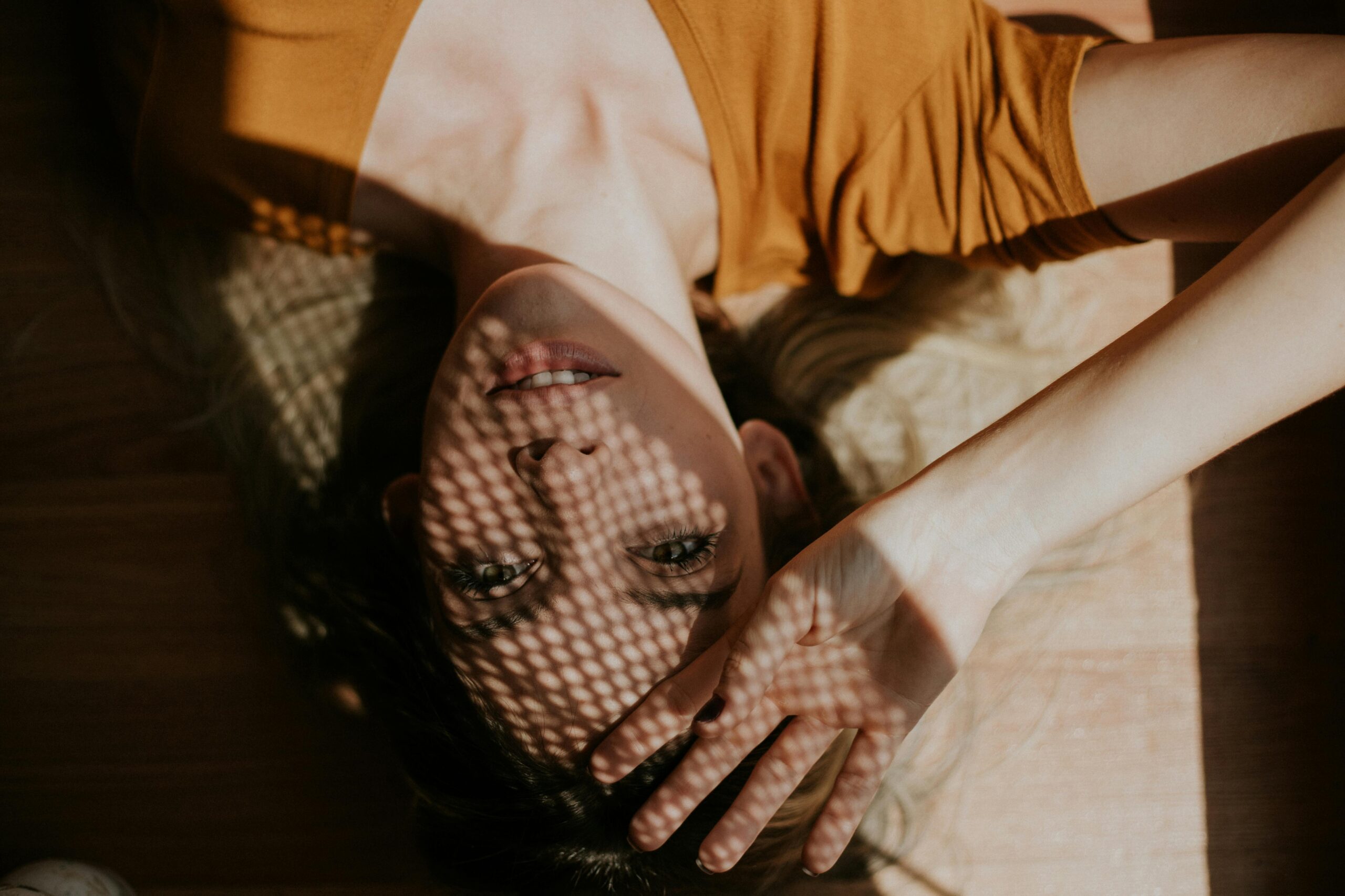 Rast brez okovov: kako me mlajši uči svobode v ljubezni