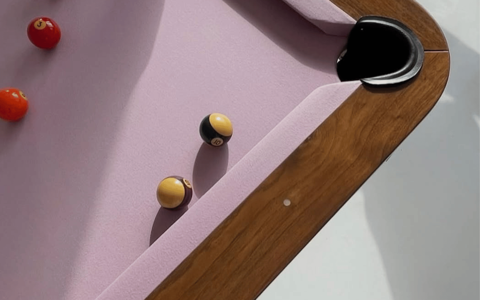 Zadnji trend v interierju: biljardne mize kot osrednji kos prostora