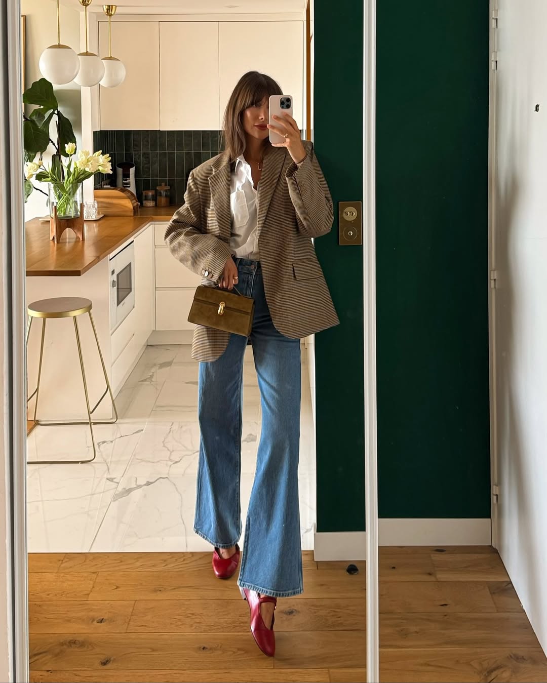 Ženska v karirastem suknjiču