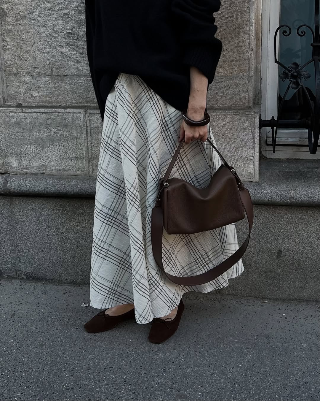 Ženska na ulici v karirastem krilu