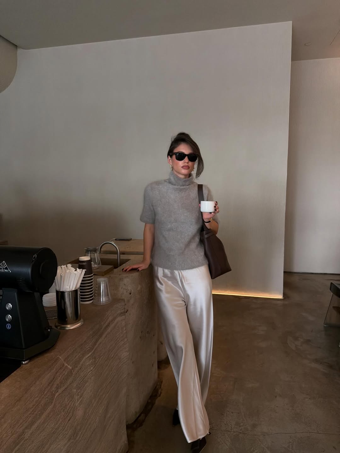 Ženska v kavarni s kavo