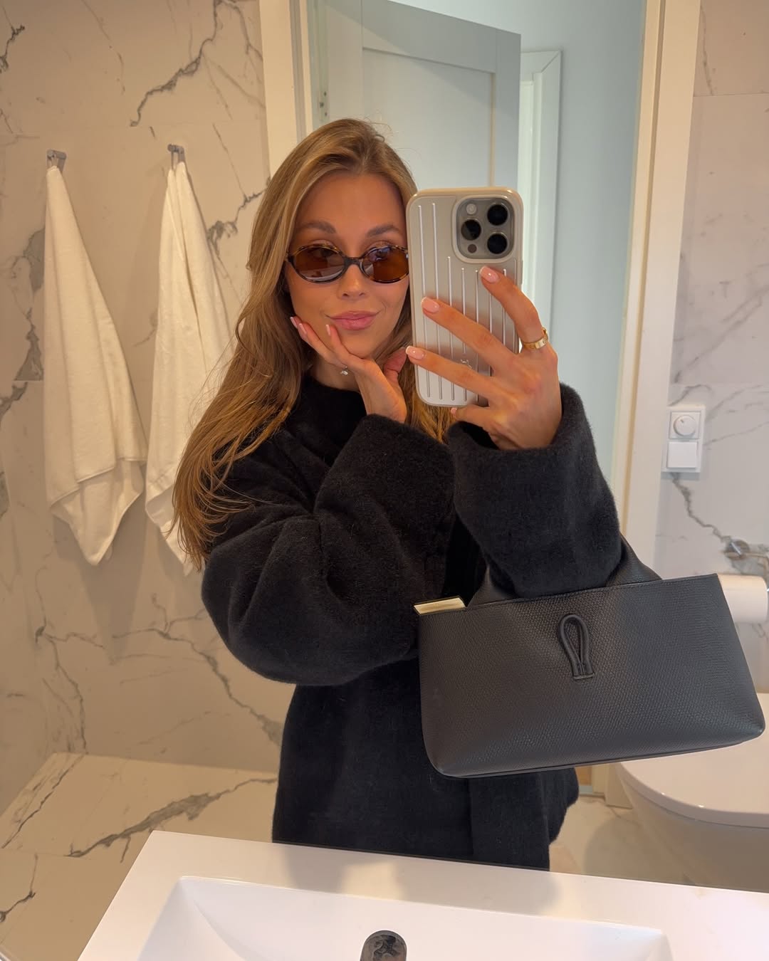 Ženska, ki dala selfie v ogledalu