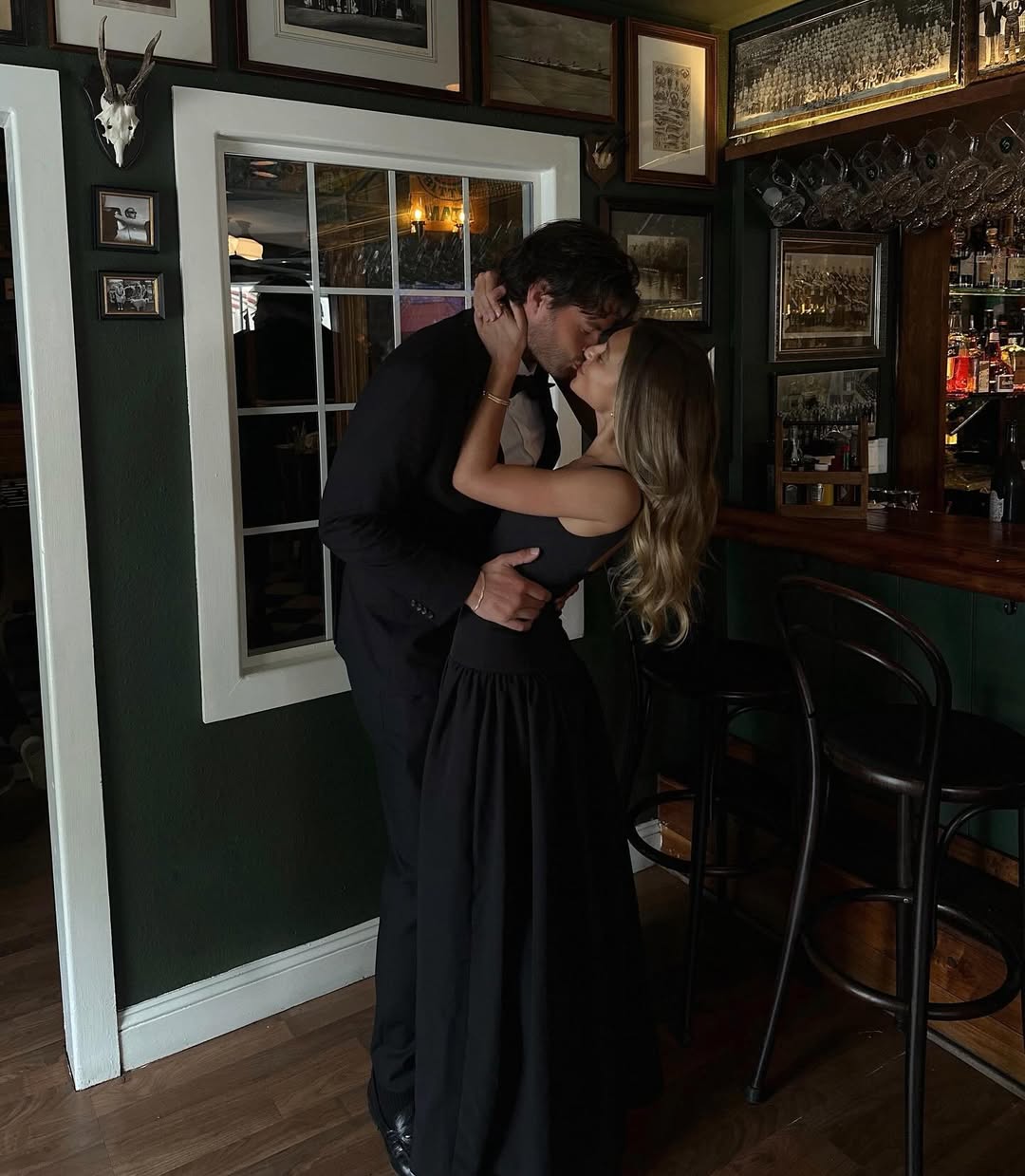 Zaljubljen par, ki se poljublja