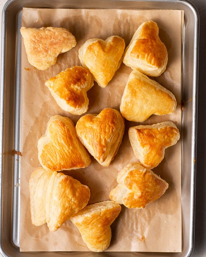 Listnato pecivo v obliki srca, polnjeno z Nutello