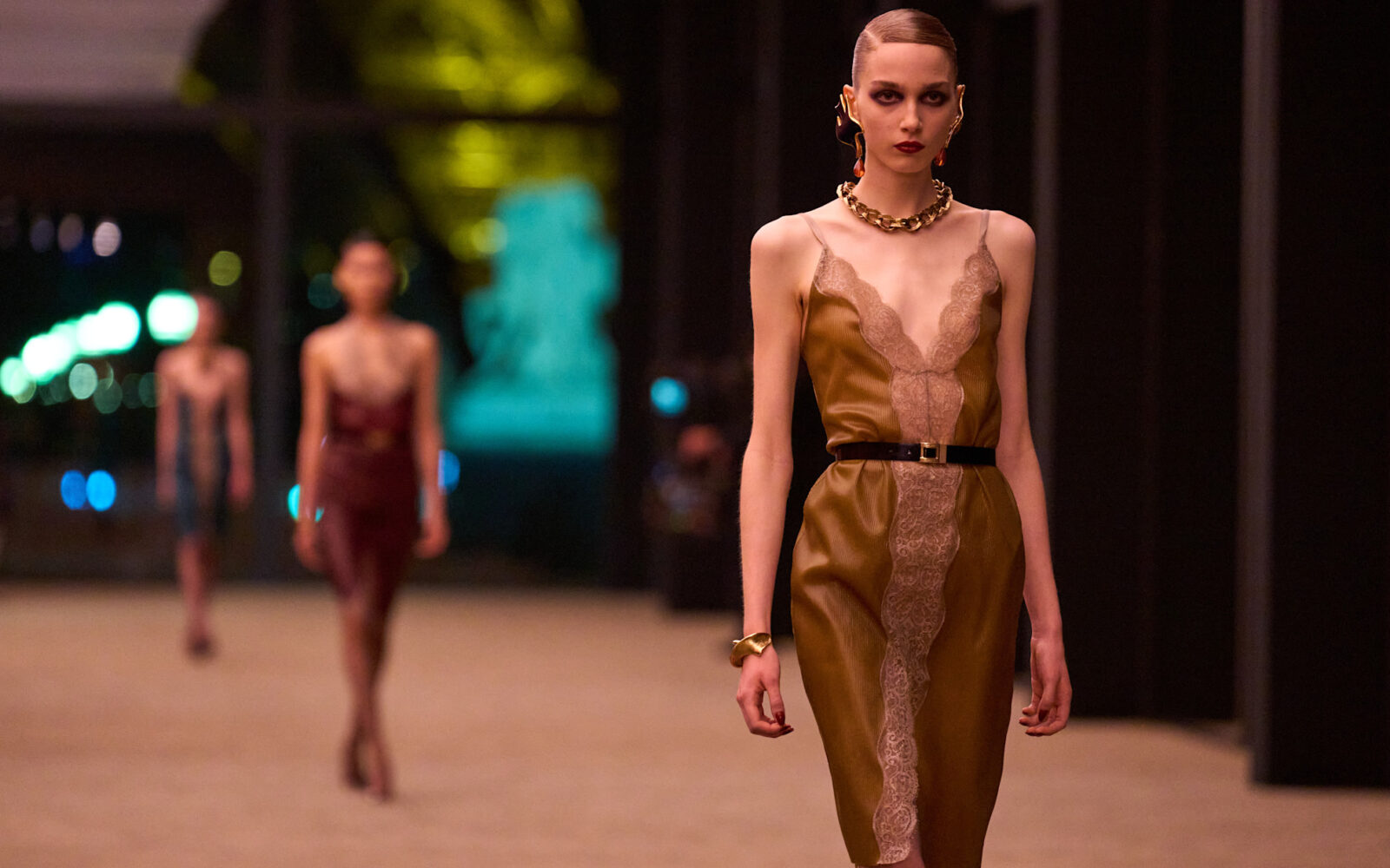 5 trendov s pariškega tedna mode, ki jih boste želeli nositi že zdaj