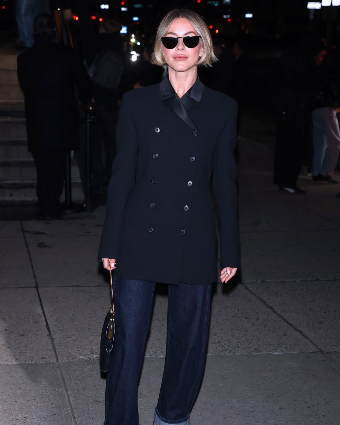 Trend, široke jeans hlače, dvoredno zapenjanje suknjič, punca pozira