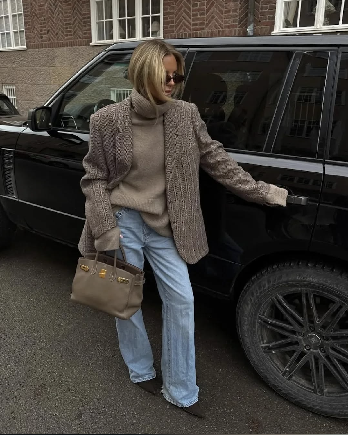 Trend, široke jeans hlače, dvoredno zapenjanje suknjič, punca pozira