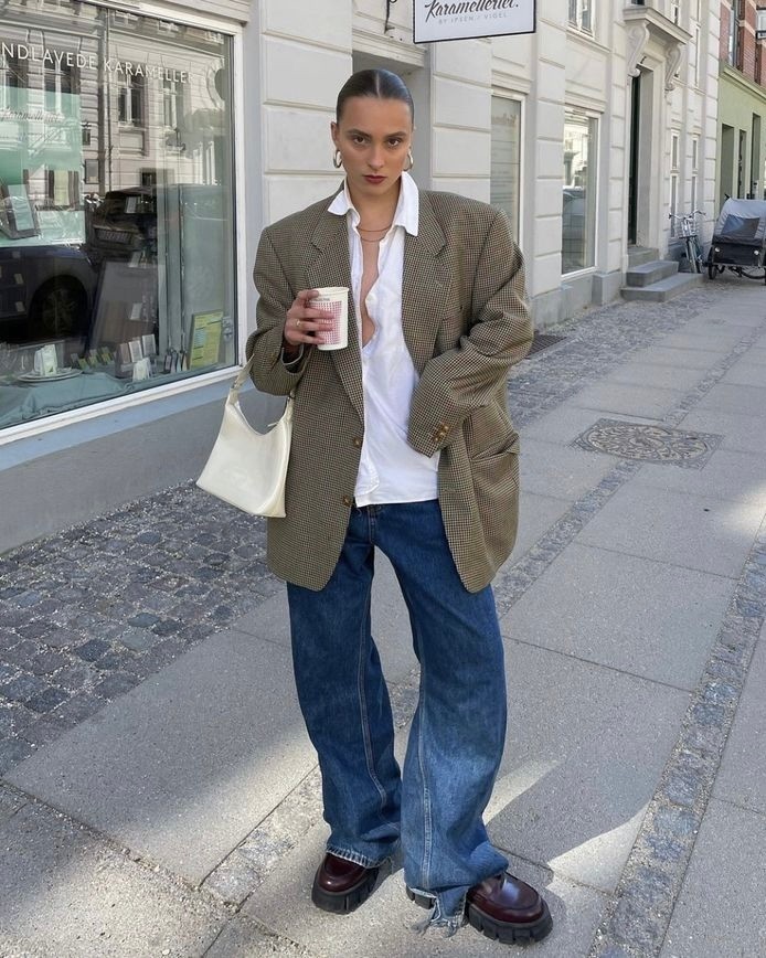 Trend, široke jeans hlače, dvoredno zapenjanje suknjič, punca pozira