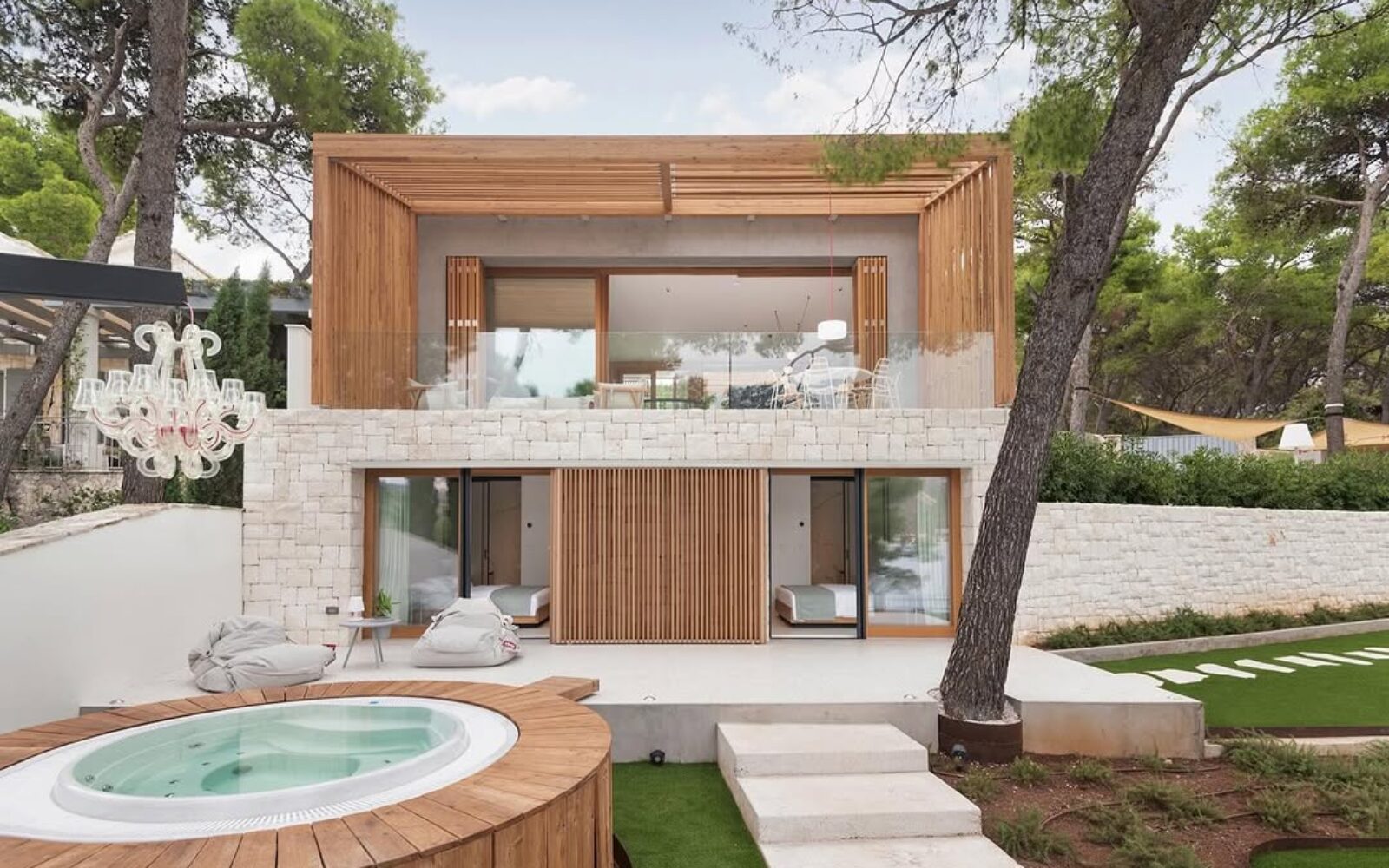 Impresivna hiša v okolici Trogirja, ki diha z borovci in morjem