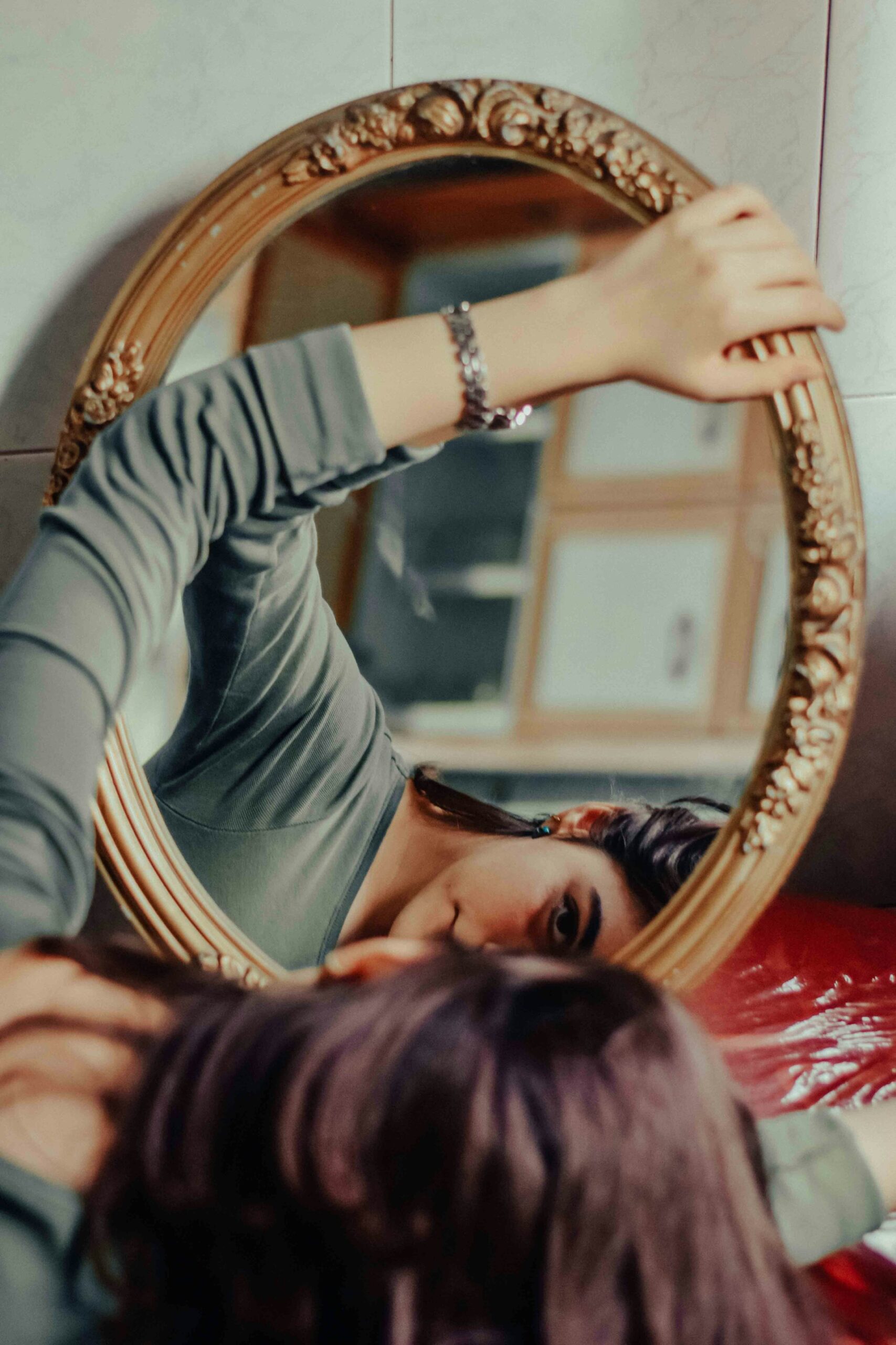 ženska se gleda v ogledalo