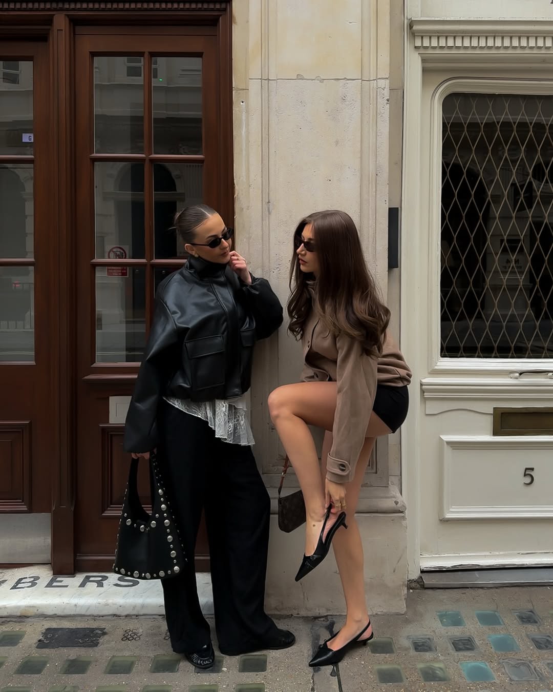 Prijateljici, ki pozirata na ulici