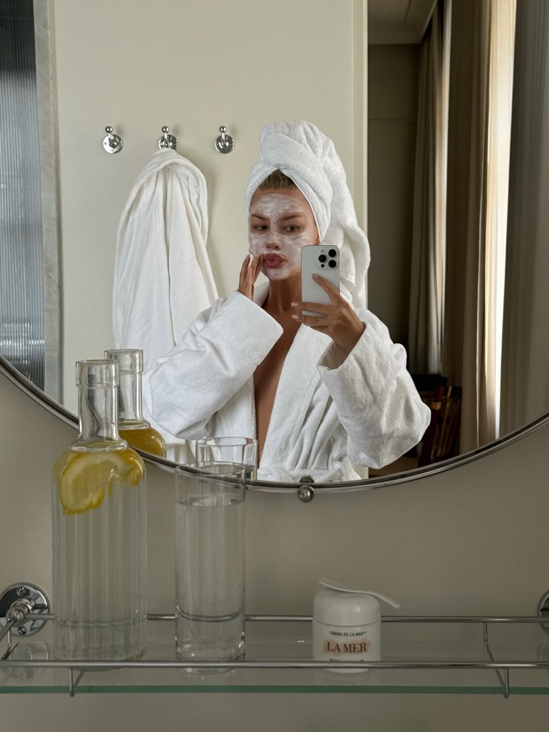 Ženska, ki se slika v ogledalu v kopalnici