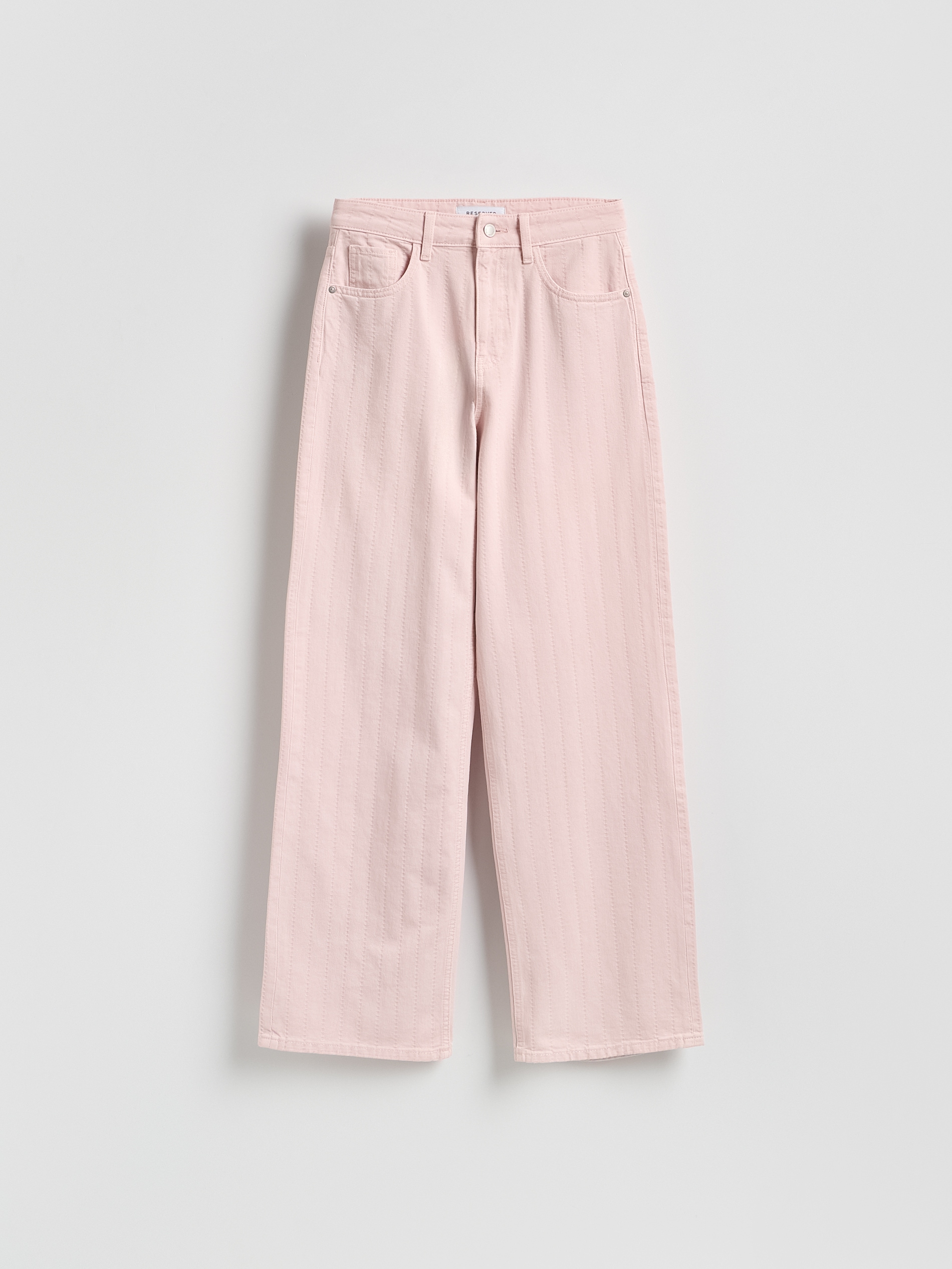 Kavbojke z navpičnimi črtami