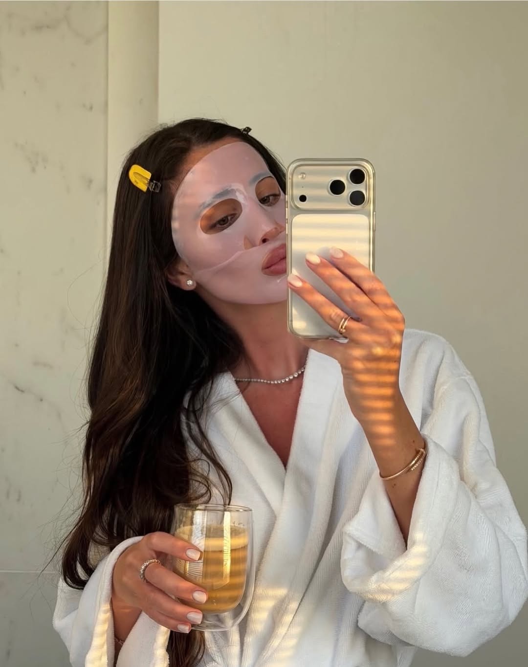 Ženska, ki dela selfie med nego kože