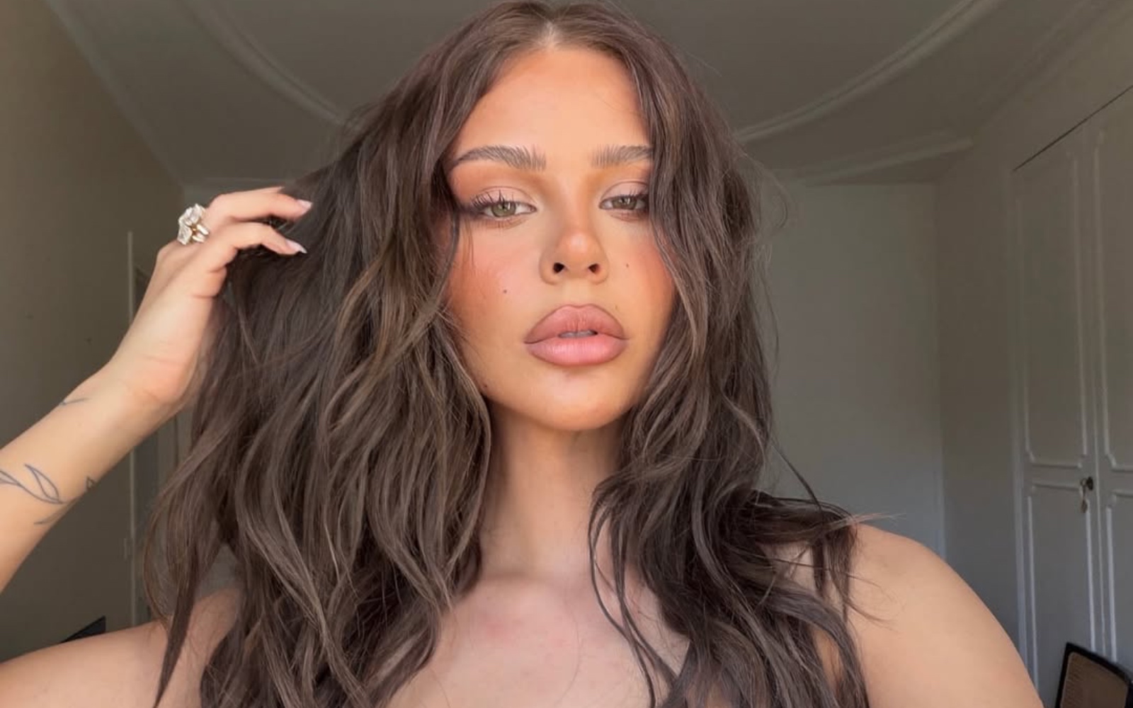 Ličenje pred tuširanjem: trik, ki res deluje, ali le še en trend?