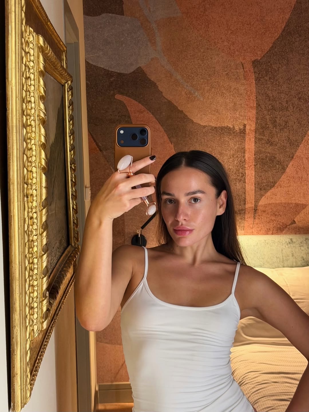 Ženska, ki se slika v ogledalu