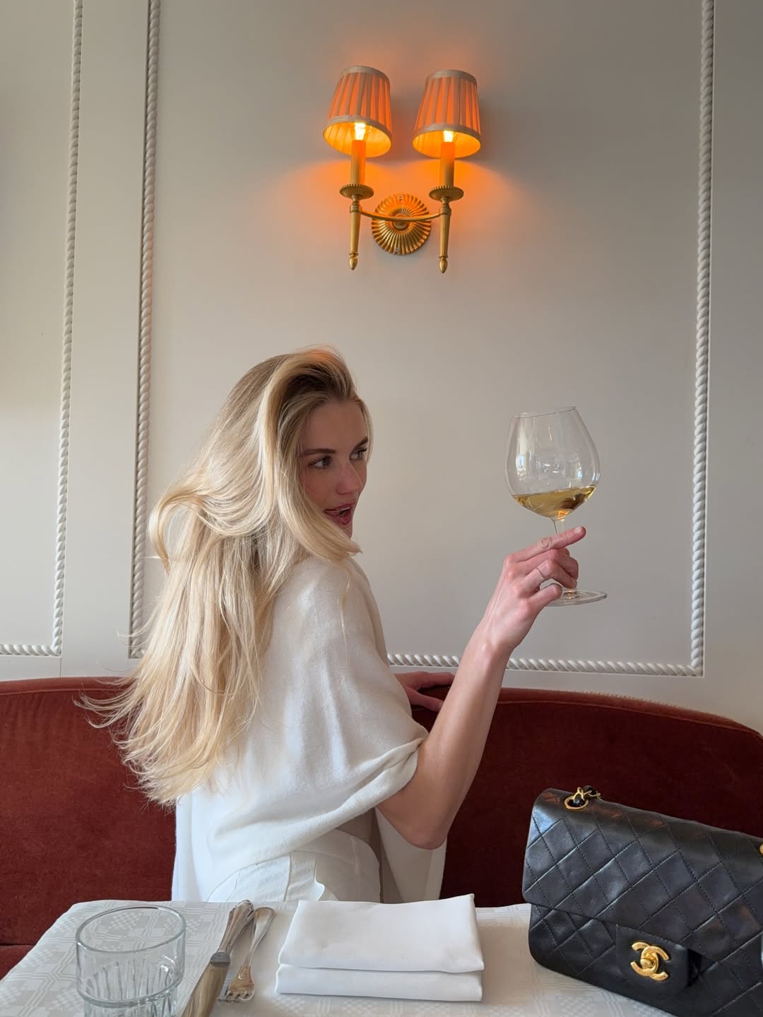 Ženska, ki v rokah drži kozarec vina