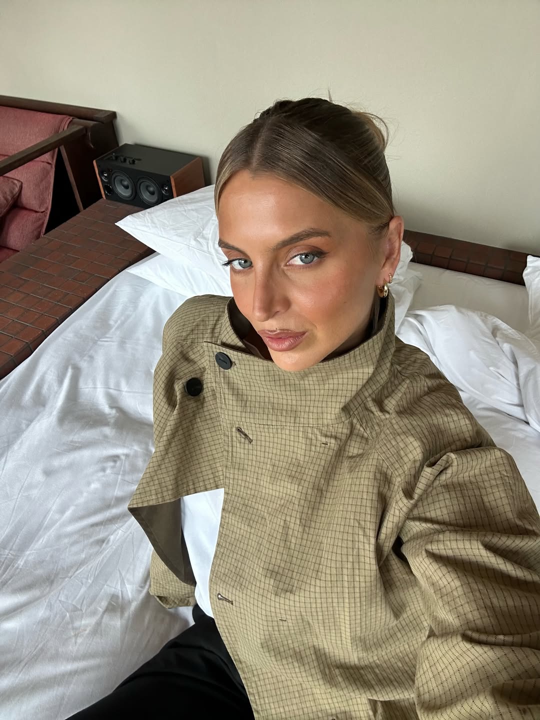 Ženska, ki dala selfie na postelji