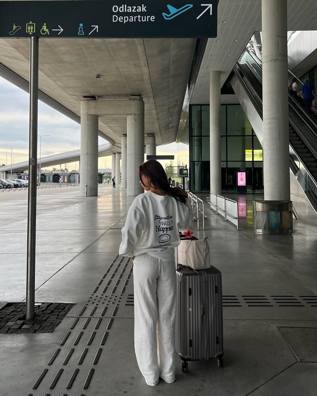 Ženska na letališču