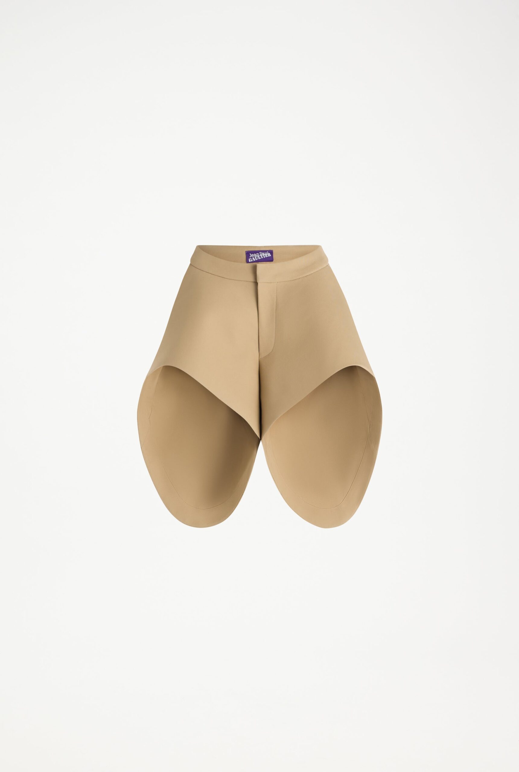 Kratke hlače z zanimivo silhueto