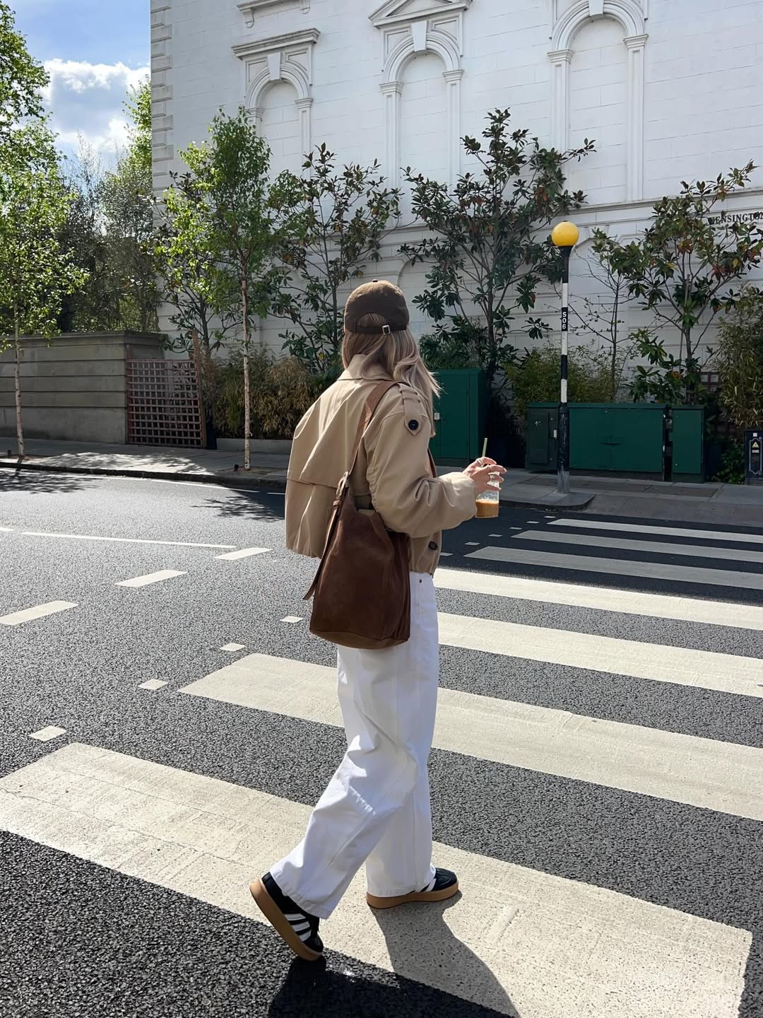 Ženska v belih kavbojkah