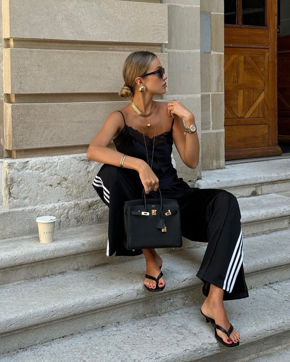 Ženska v trenirki, ki se slika na stopnicah