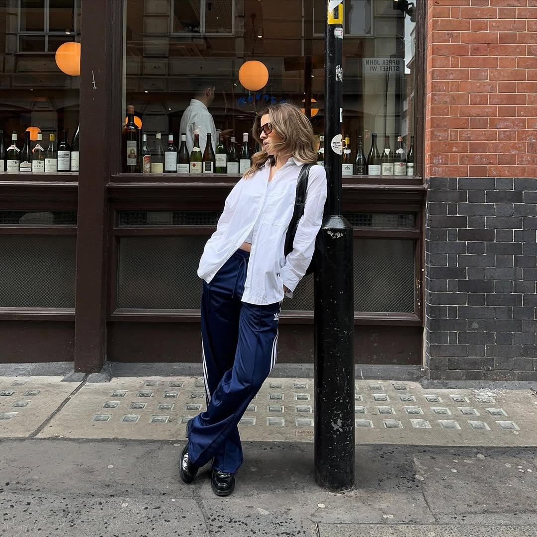 Ženska v srajci in trenirki na ulici