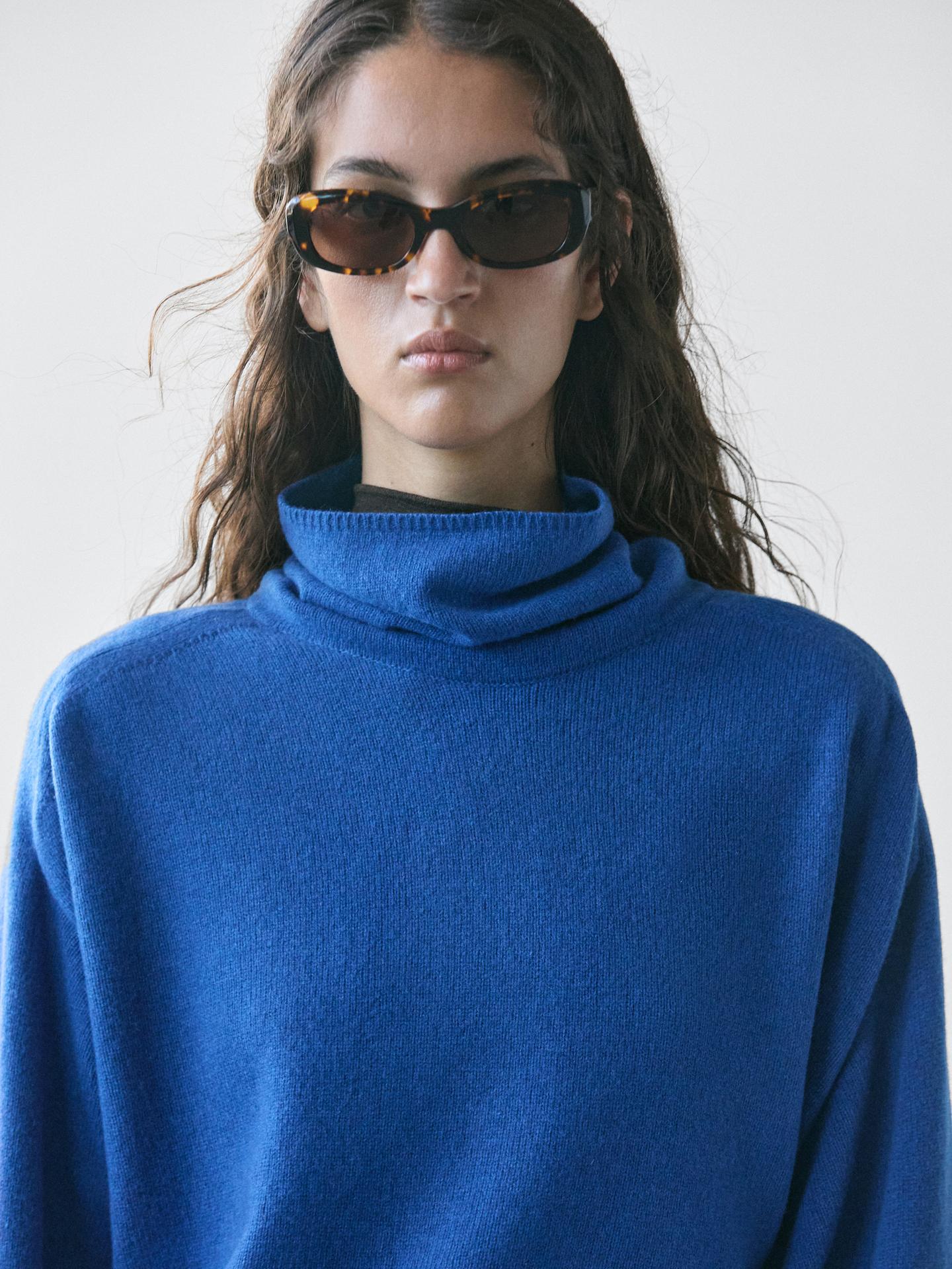 Kobaltno moder pulover