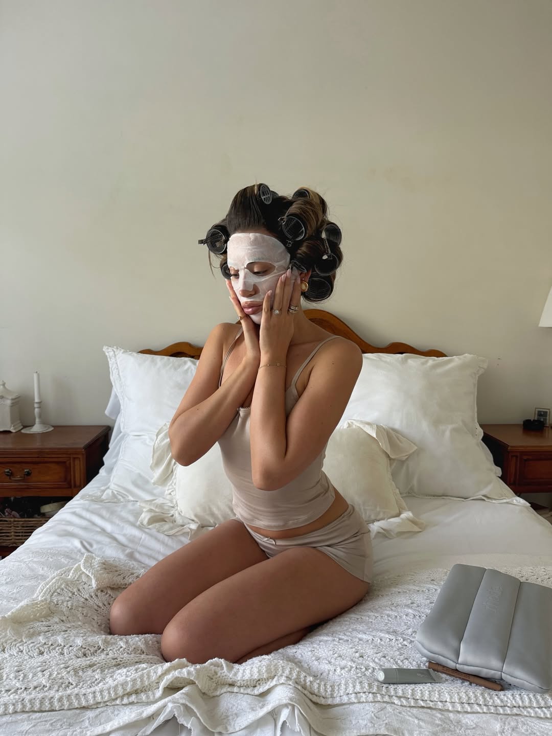 Ženska z masko za obraz na postelji