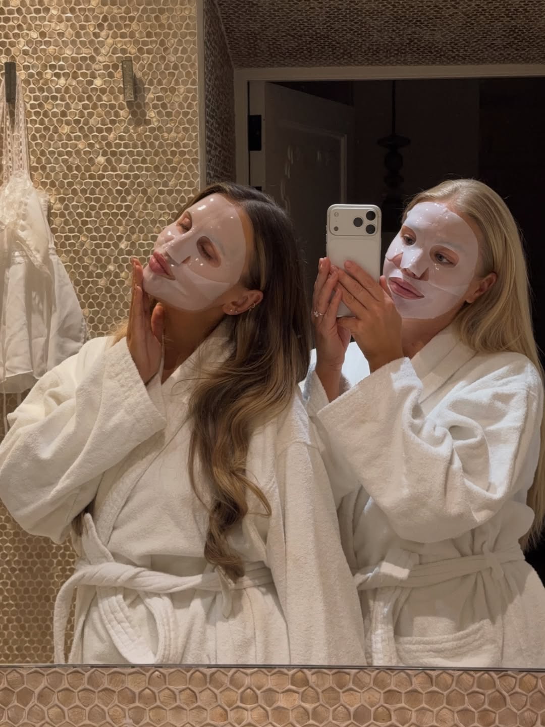 Prijateljici, ki se slikata v kopalnici