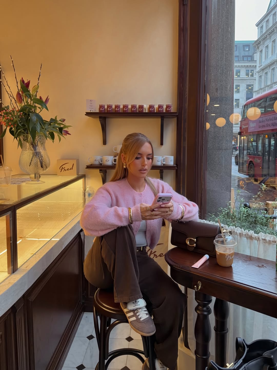 Ženska, ki gleda v telefon