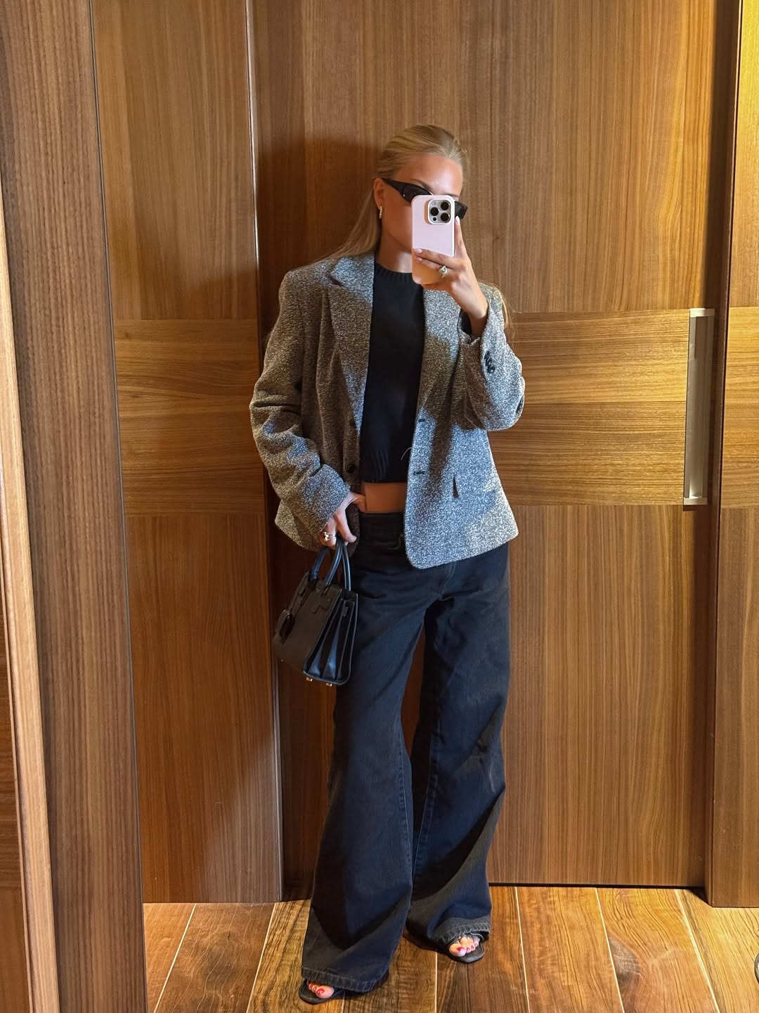 Ženska, ki se slika v ogledalu