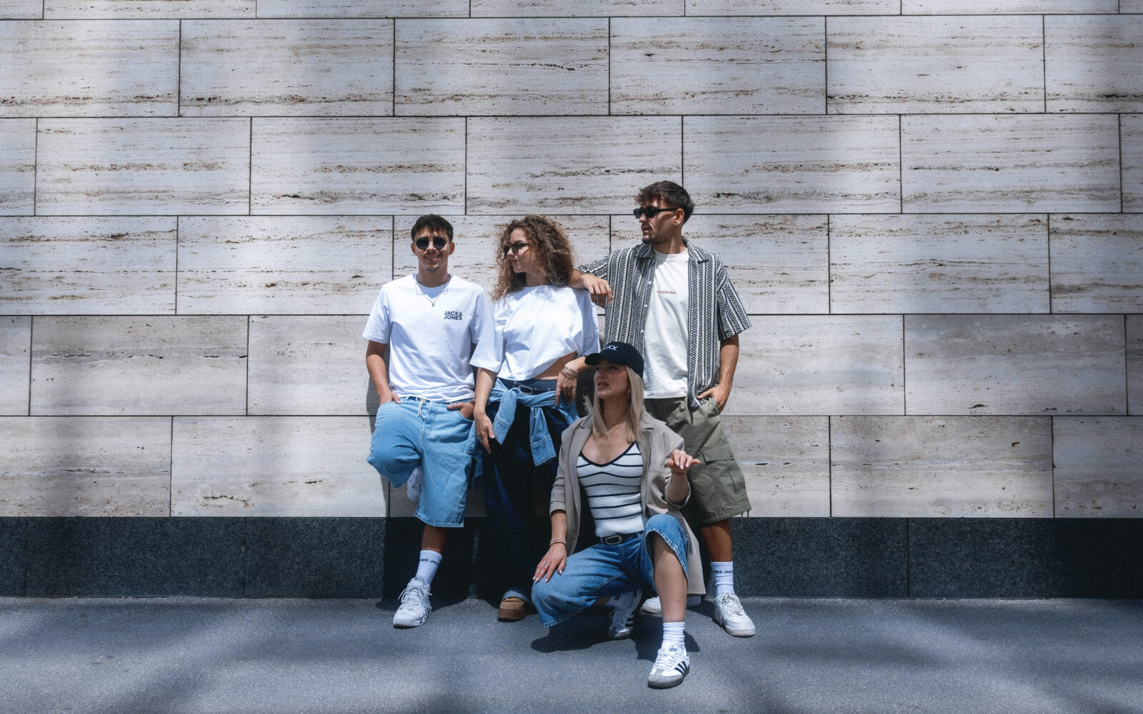 Denim era je uradno nazaj, to je trenutno najbolj trendi stil kavbojk